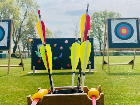 Pfeile und Zielscheiben für Bogenschütz*innen
