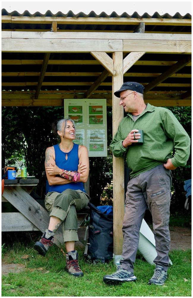 Zwei Menschen unterhalten sich