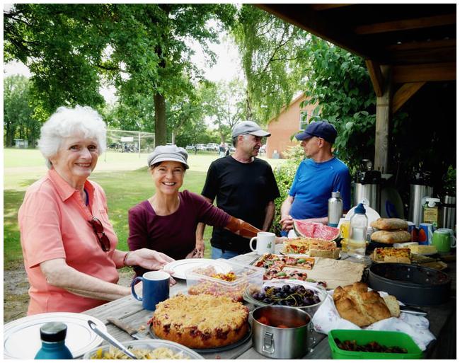 Menschen am Kuchenbuffet