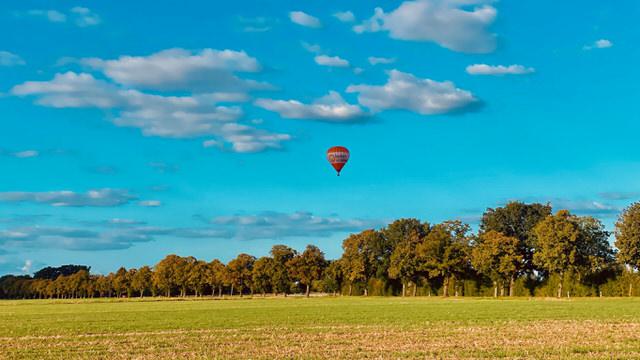 Heißluftballon über Acker