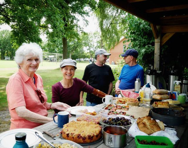 Menschen am Kuchenbuffet